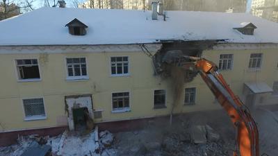 Демонтаж здания экскаватором