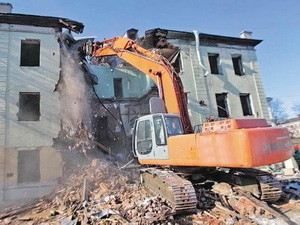 Демонтаж здания летного училища в Калининграде